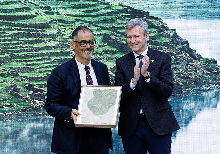 El presidente de Bodegas Martín Códax, Xoan Allegue, junto al presidente de la Xunta, Alfonso Rueda