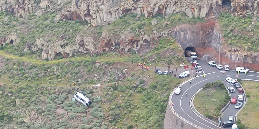 Al menos un muerto y 14 heridos tras precipitarse un autobús por un terraplén en La Gomera