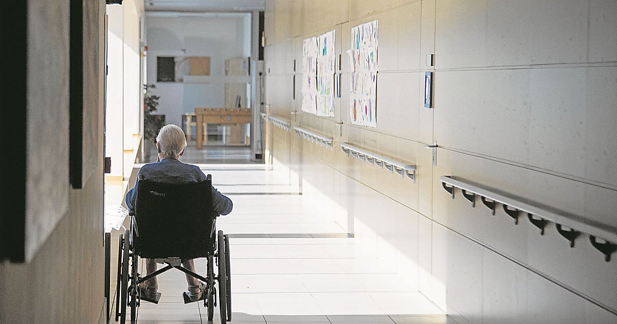 Castilla y León, la autonomía en la que más baja la lista espera en dependencia