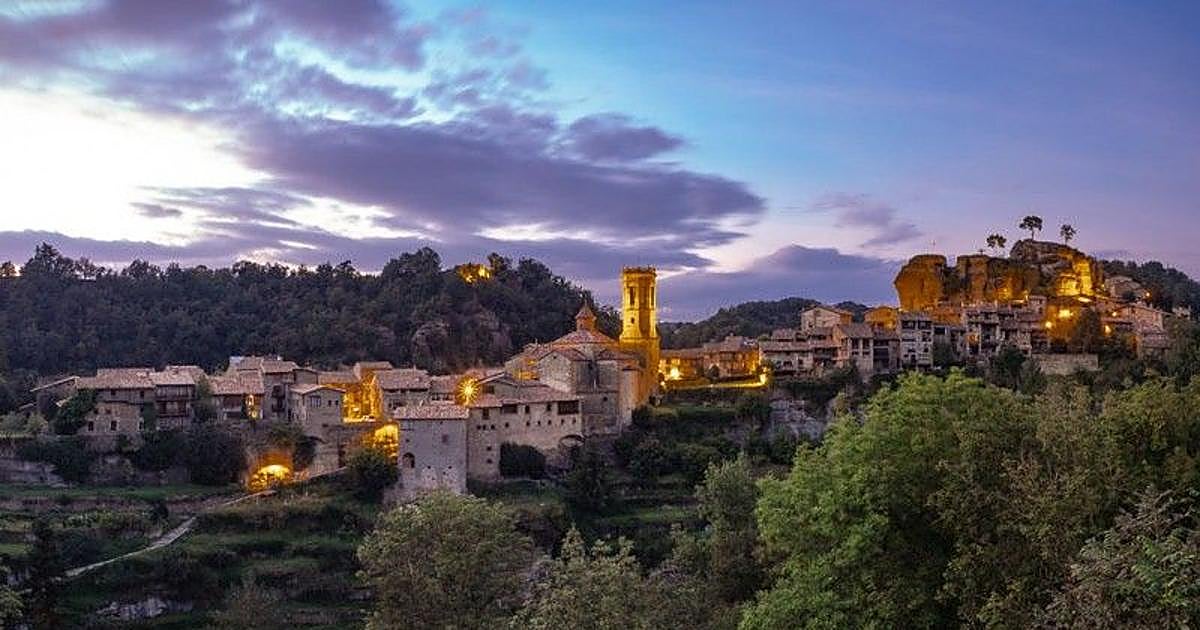 El pueblo más bonito de España está a menos de dos horas de Barcelona: está construido sobre un abismo y tiene casas de piedra