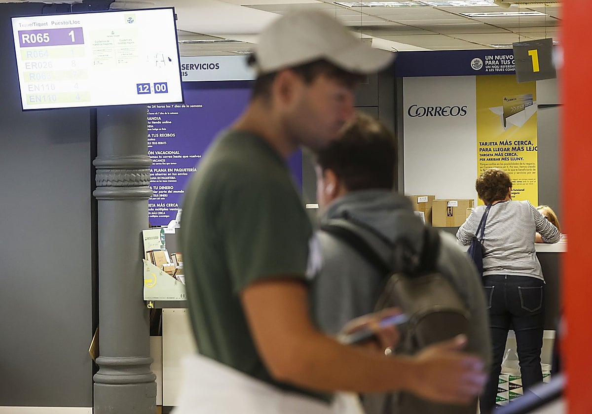 Regularización de inmigrantes: El Consejo de Estado cuestiona el papel de Tragsa y Correos