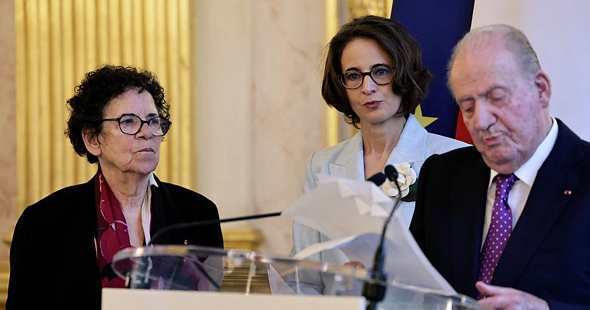 Don Juan Carlos tras recibir un premio en la Asamblea Nacional Francesa: «Nadie es profeta en su tierra»