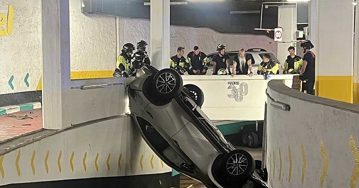 El espectacular accidente que ha dejado un coche bloqueando un aparcamiento en Madrid