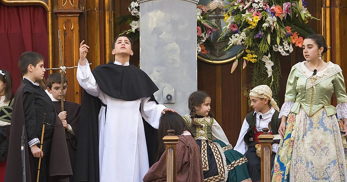 Fiesta de San Vicente Ferrer en Valencia: castillo de palos, miracles, procesión y mascletà