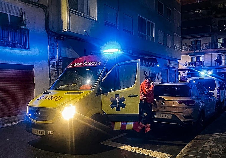 Una ambulancia del SAMU durante una urgencia nocturna en Alicante.