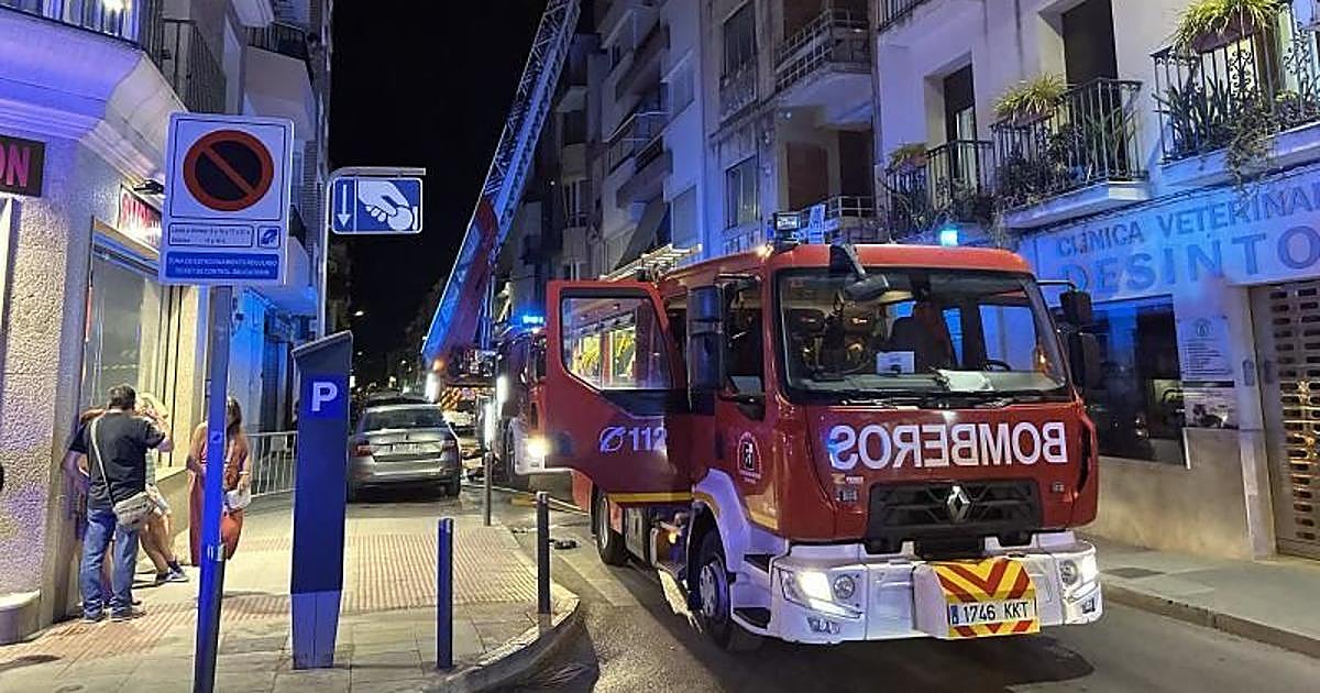 Un herido por inhalación de humo en el incendio de un piso en Lucena