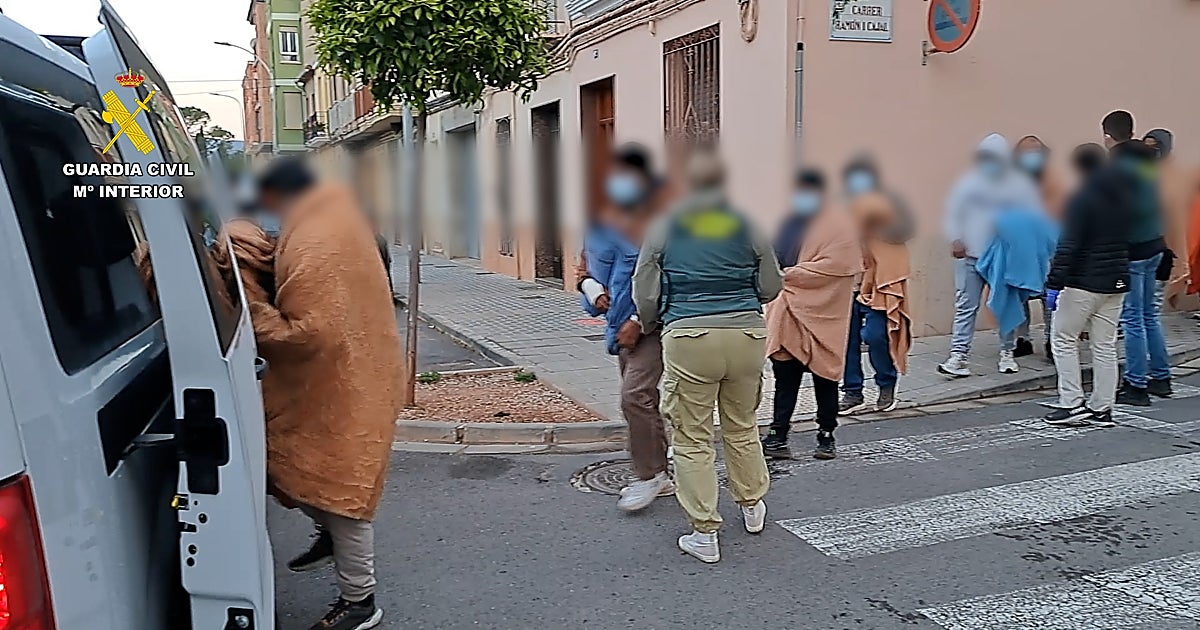 Zulos sin agua ni luz y 13 horas de trabajo al día: liberan a 80 migrantes esclavos en Castellón