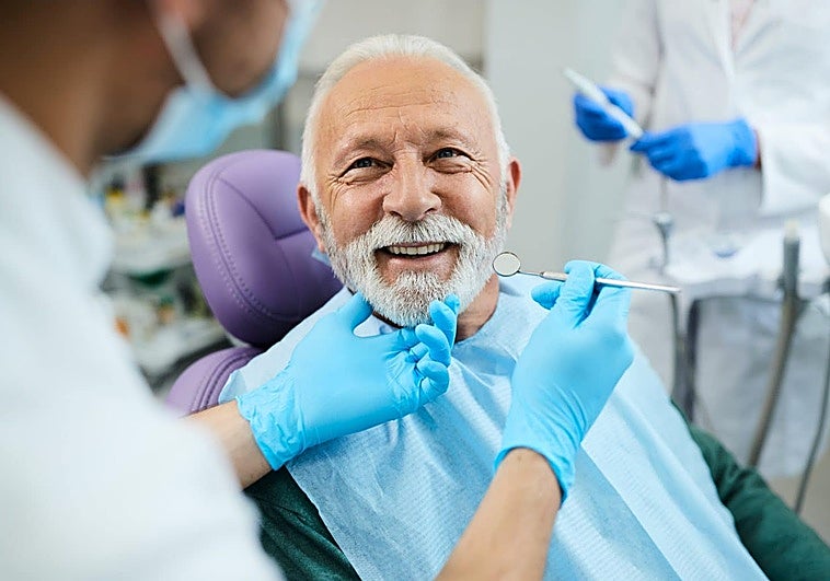 Limpiezas gratis y blanqueamientos a mitad de precio: el plan dental que pocos conocen de la Tarjeta +65 en Andalucía