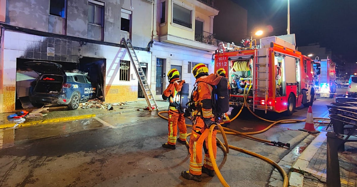 Un coche de Policía Nacional choca contra una casa en Valencia y provoca un incendio con rescate