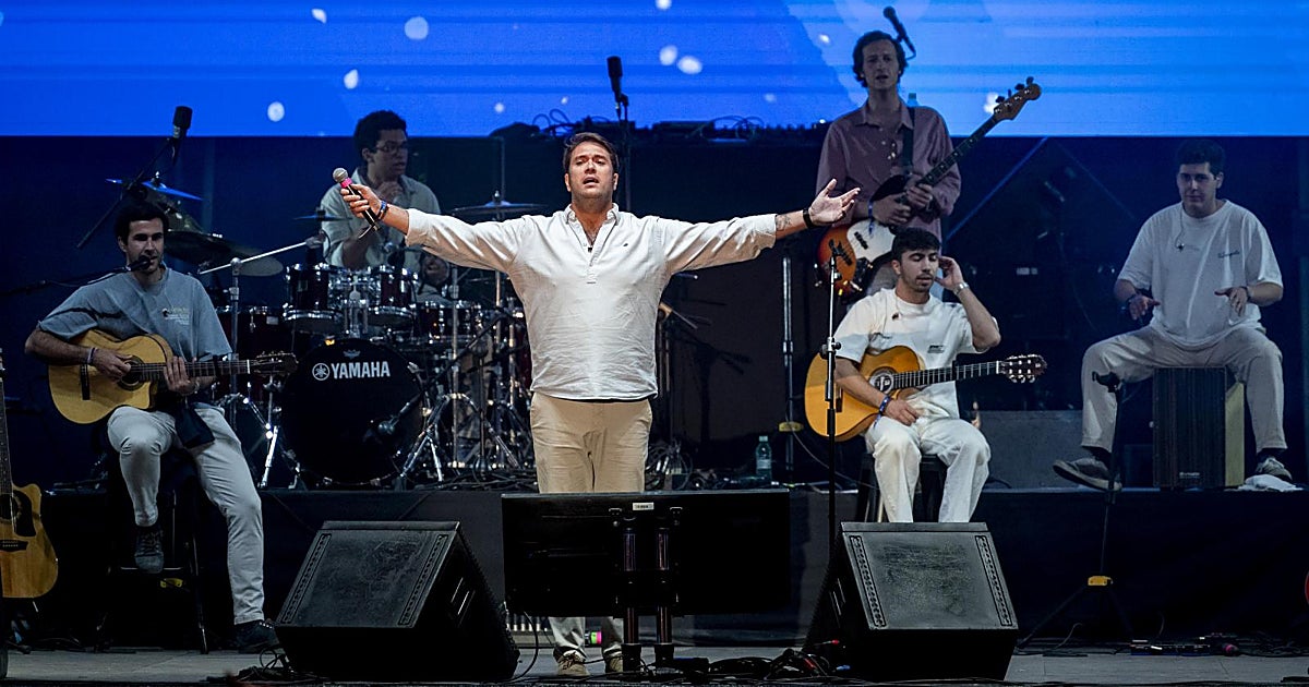 Hakuna canta la Salve Rociera en la Plaza de Cibeles de Madrid ante miles de personas