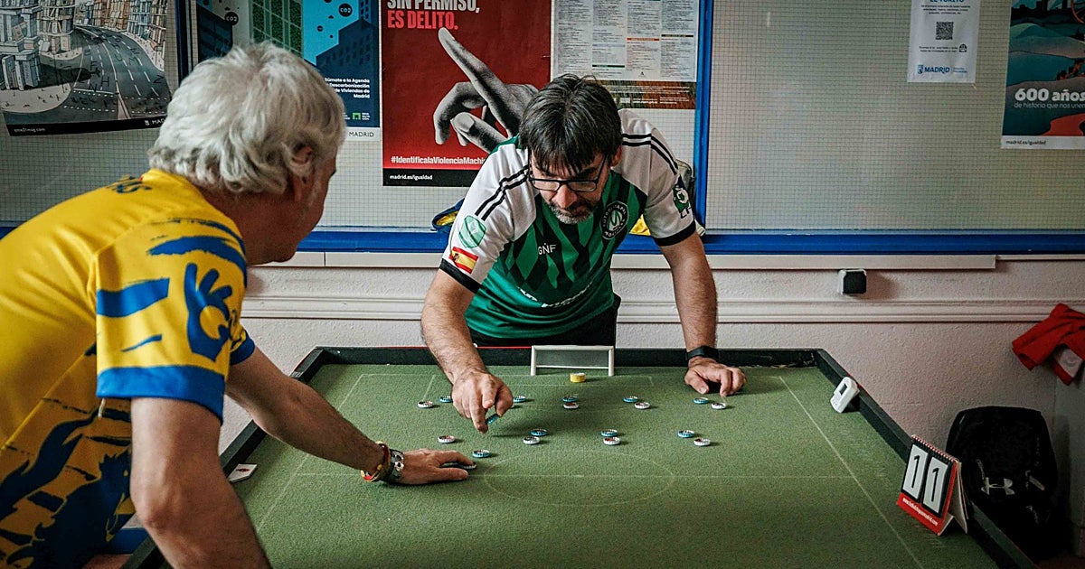 Un local de Aluche sin luz, cuna del fútbolchapas: de 40 aficionados a 30 clubes y mil federados