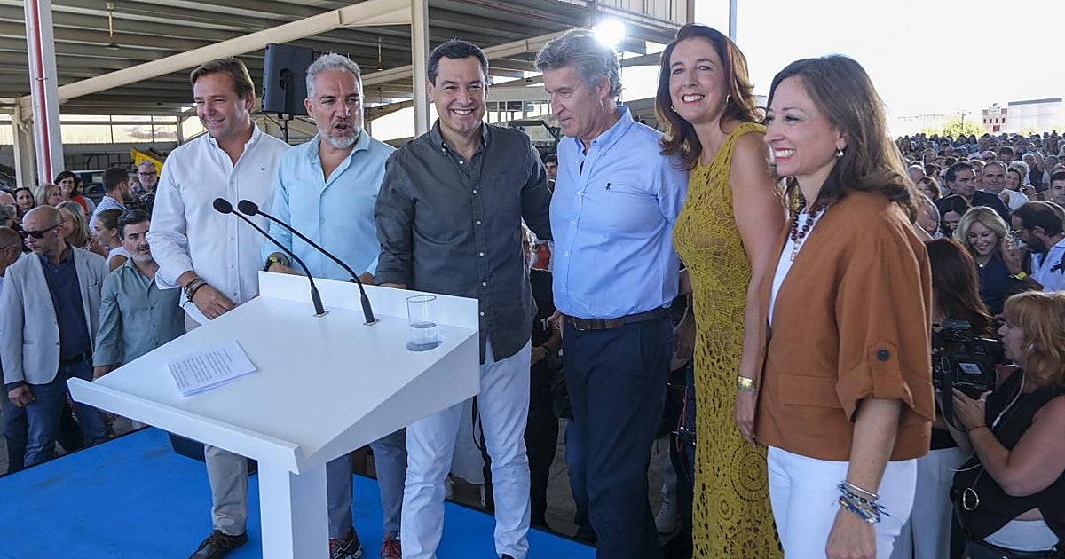 La batalla por Málaga: Juanma Moreno y tres consejeros frente a un PSOE en pleno 'juego de la silla'