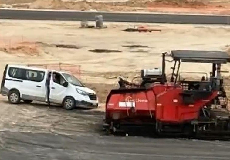 Una furgoneta se cuela en las obras de Madring y acaba saliéndose de pista