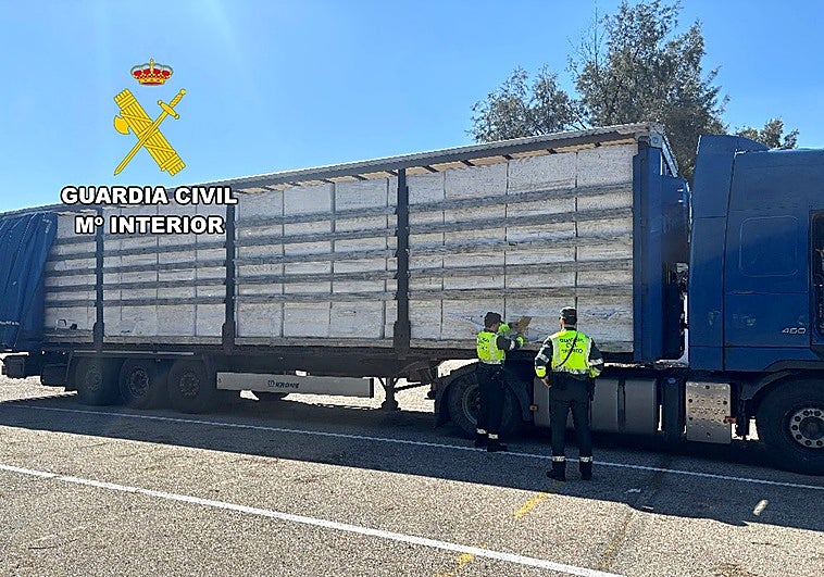 Agentes de la Benemérita inspeccionando el camión con tabaco ilegal en la A-4, a su paso por Andújar
