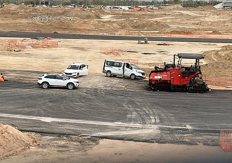 Una furgoneta sufre un accidente en las obras de Madring y acaba saliéndose de pista
