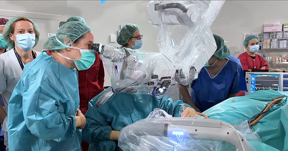 El Hospital La Paz realiza la primera cirugía de implante coclear con brazo robótico en España