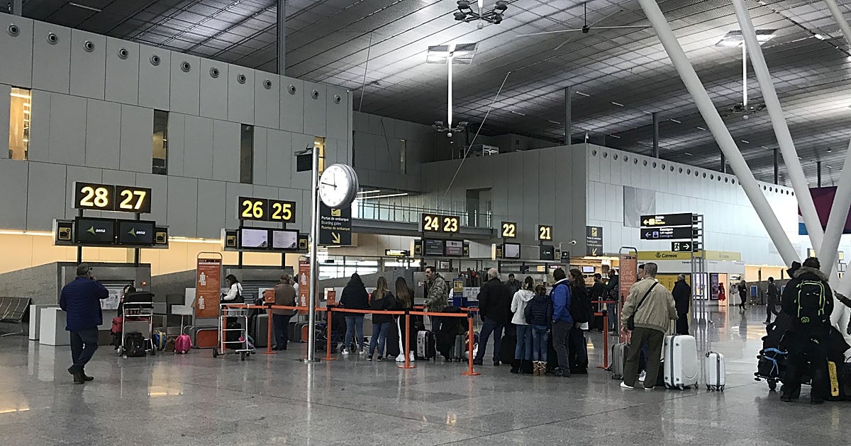 El aeropuerto de Santiago cerró el mes de marzo con un 30% menos de pasajeros