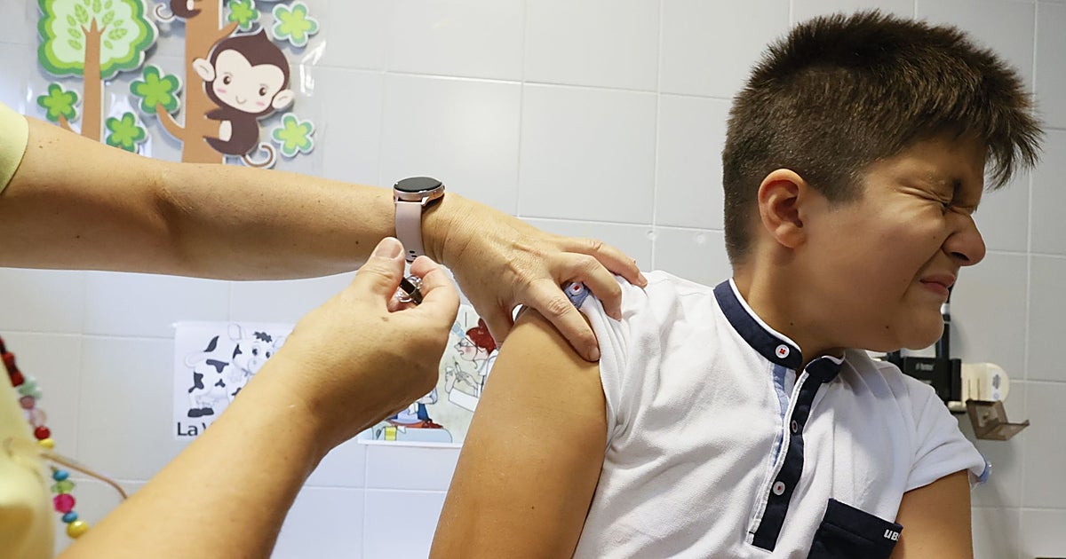 El refuerzo de la vacuna contra el sarampión se adelanta a los dos años