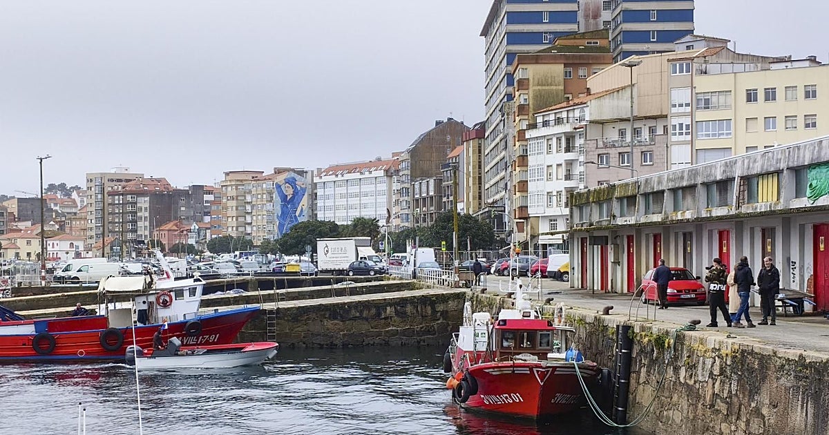Aparece un cadáver encadenado a una escalera del puerto de Ribeira