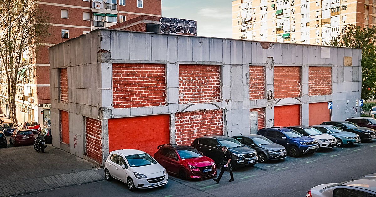 La comisaría fantasma del barrio del Pilar, un islote tapiado y abandonado junto a La Vaguada
