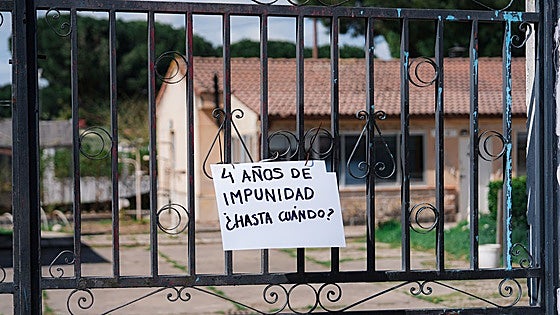 Cartel en la entrada del chalé que perteneció a la familia del principal acusado.