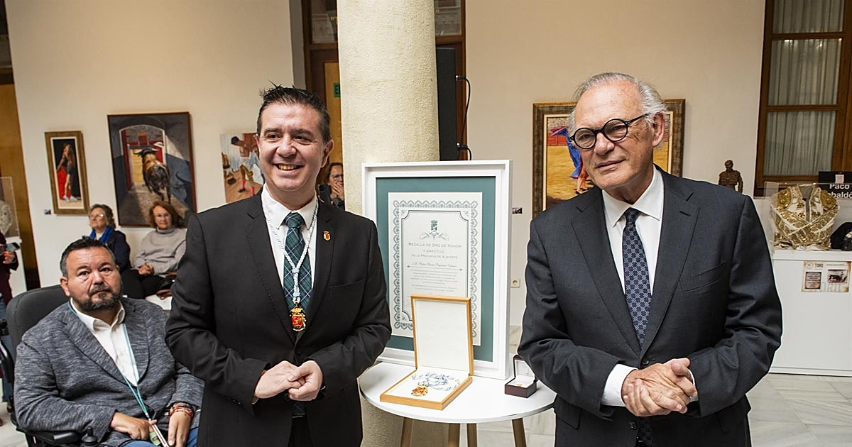 Piqueras llama a defender el periodismo con rigor al recibir la Medalla de Oro de la provincia de Albacete