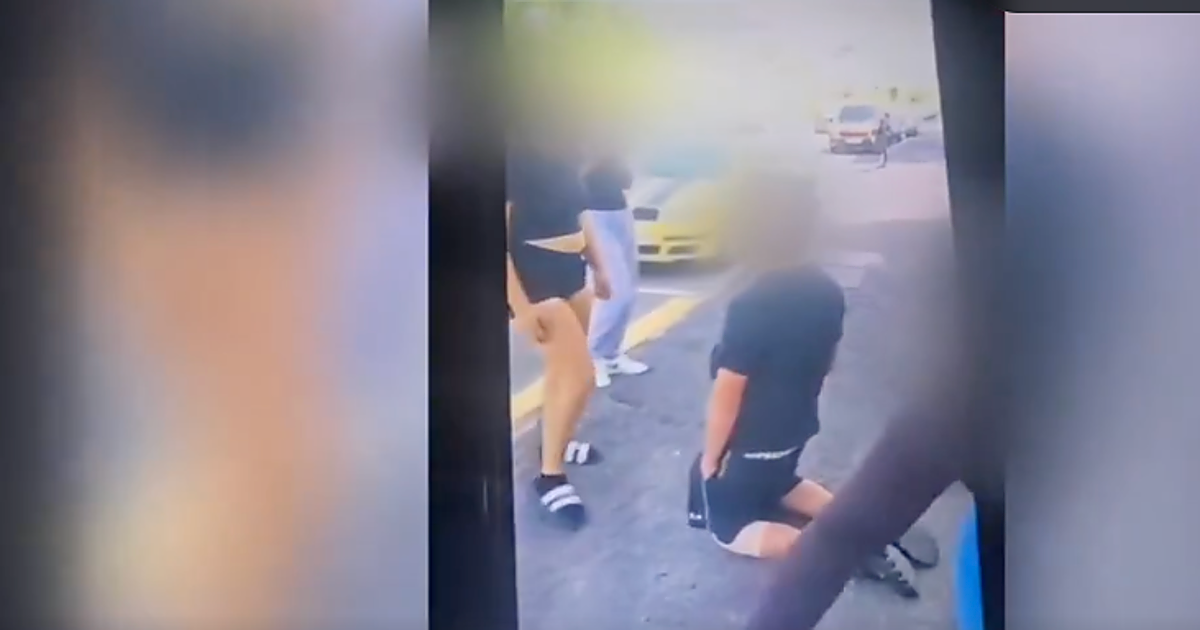 Arrodillado, golpeado y humillado: investigan la agresión a un niño de 12 años con discapacidad en Tenerife