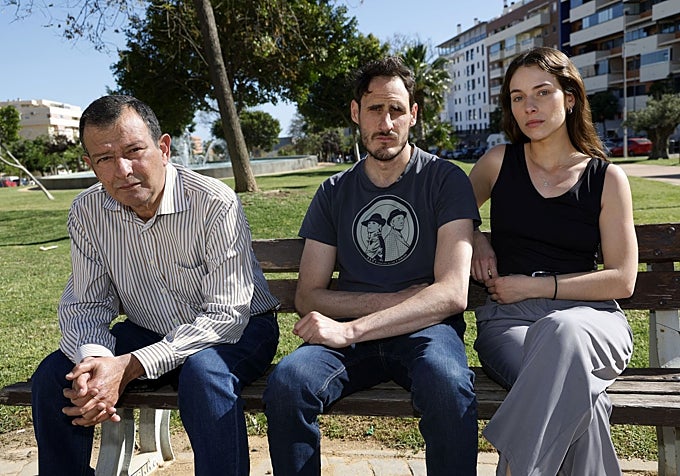 Los tres familiares, durante un momento de la entrevista con ABC.