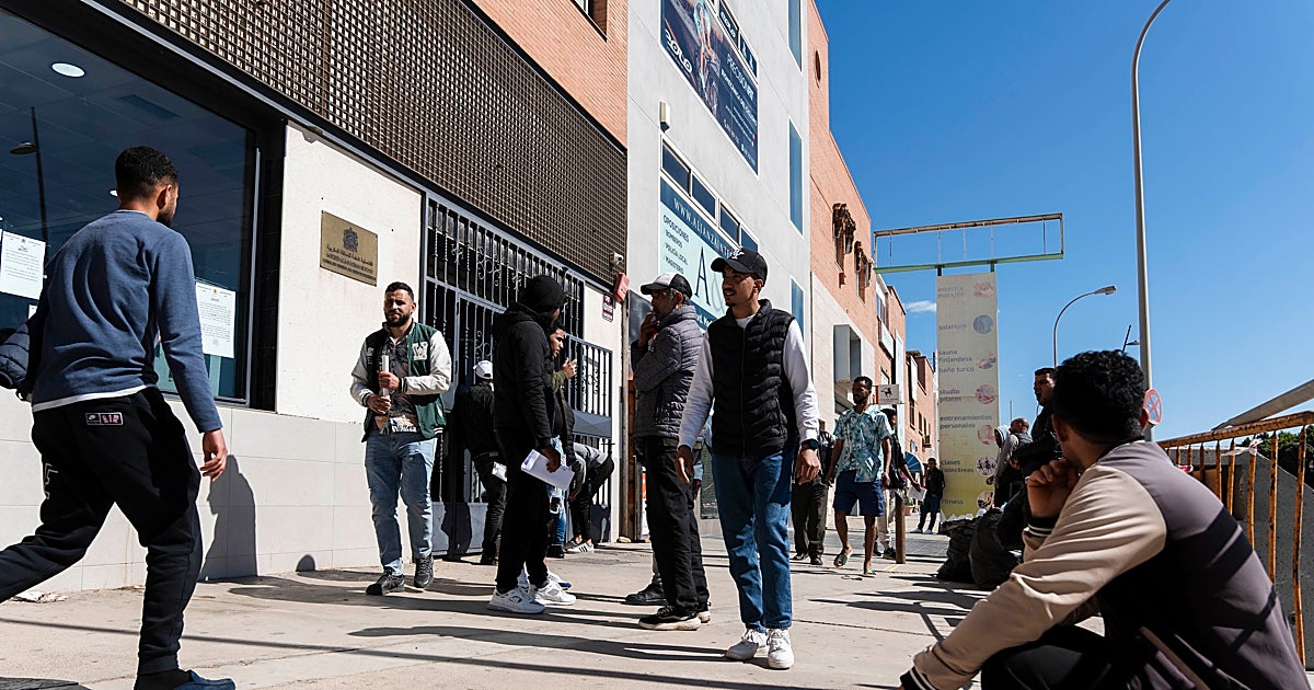 Andalucía acusa al Gobierno de «electoralismo» al endosarle la atención de 60.000 inmigrantes sin información ni recursos