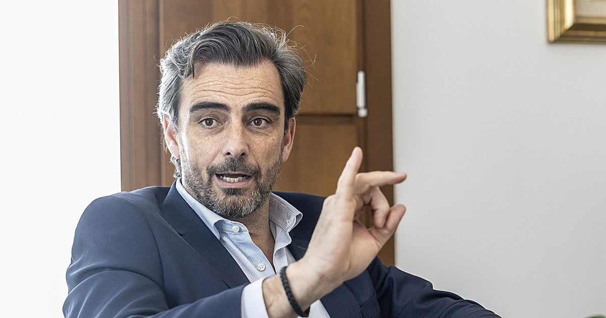 «Hay un interés en PSOE y BNG por desestabilizar a Borja Verea, el competidor más fuerte en Santiago»