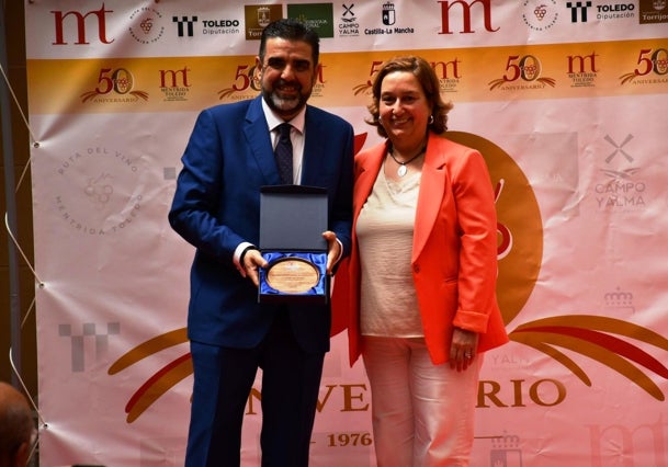La presidenta de la Diputación de Toledo, Concho Cedillo, ha entregado el reconocimiento de la DO Méntrida a la Asociación de Hostelería, que ha recogido su presidente Tomás Palencia.