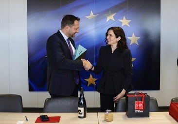 Isabel Díaz Ayuso, con el comisario europeo de Agricultura y Alimentación, Christophe Hansen, en Bruselas
