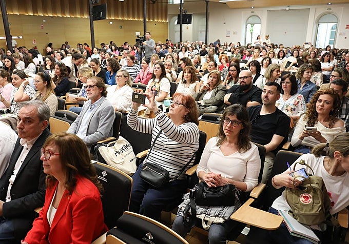 Participantes en el congreso. En primer término, de rojo, la psicóloga Pilar Calvo.