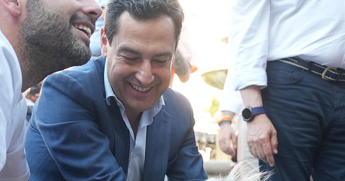 Juanma Moreno defiende el papel de los alcaldes como «termómetro» municipal