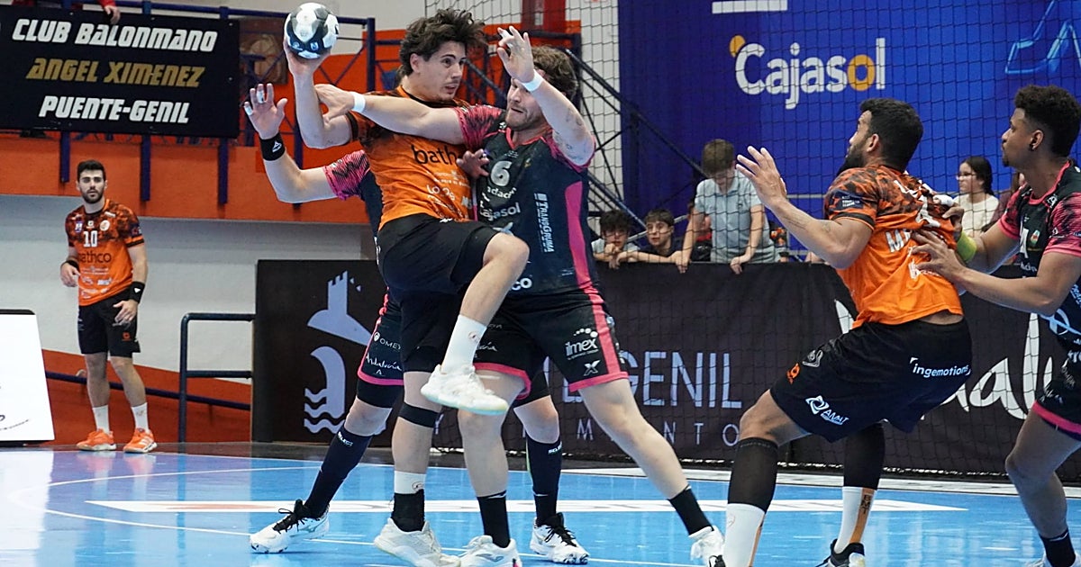 El Cajasol Ángel Ximénez da la sorpresa ante el Torrelavega sobre la bocina (26-25) y respira por la permanencia