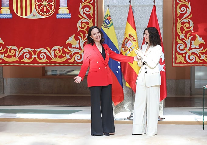 La presidenta de la Comunidad, Isabel Díaz Ayuso, entrega la medalla de Oro a María Corina Machado