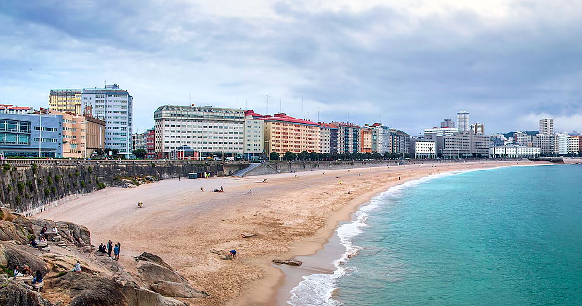 El paseo marítimo de Galicia que es uno de los más grandes de Europa: con un castillo y más de 10 kilómetros
