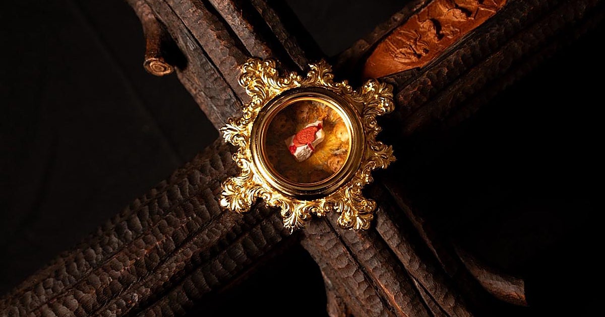 La Cofradía del Rocío presenta la 'Cruz del Mundo' que será bendecida en el Vaticano