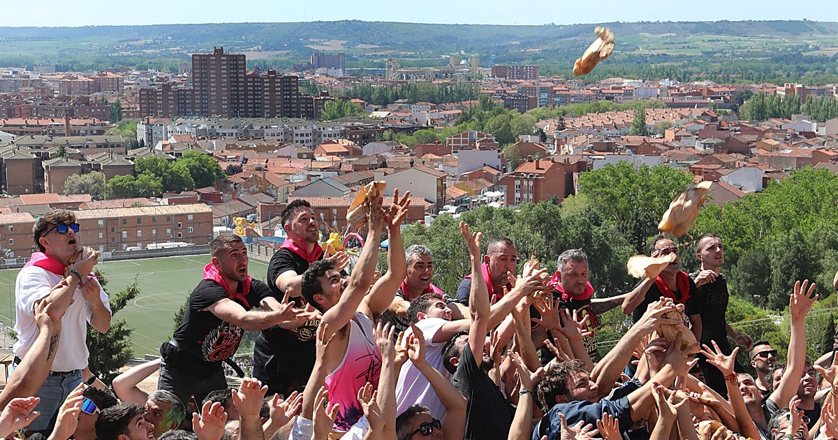 El pan y el quesillo 'vuela' a los pies del Cristo del Otero