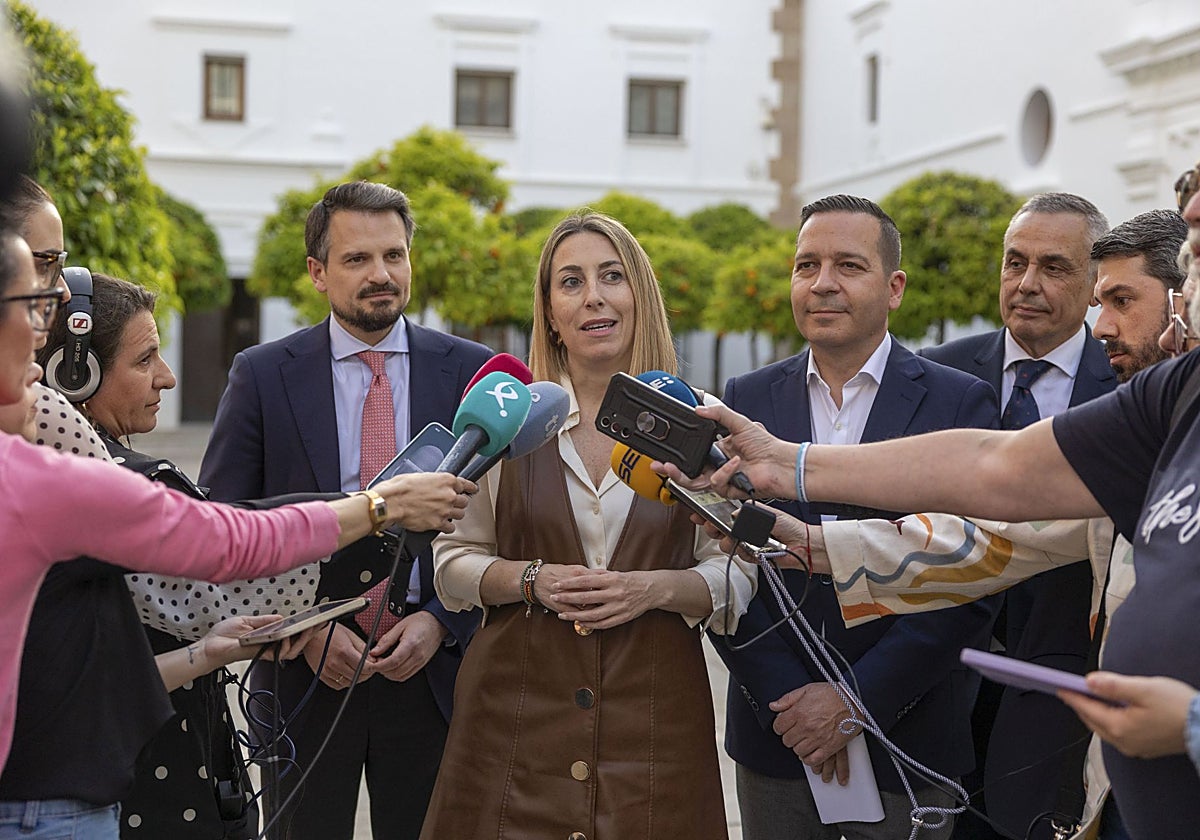 La presidenta de la Junta de Extremadura, María Guardiola, y el líder de Vox en la región, Óscar Fernández.