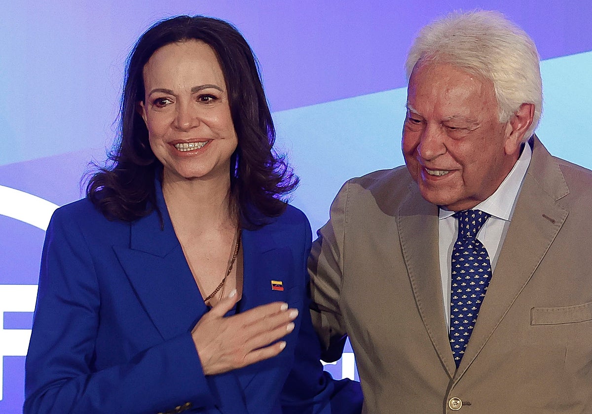 Felipe González junto a líderes de la oposición