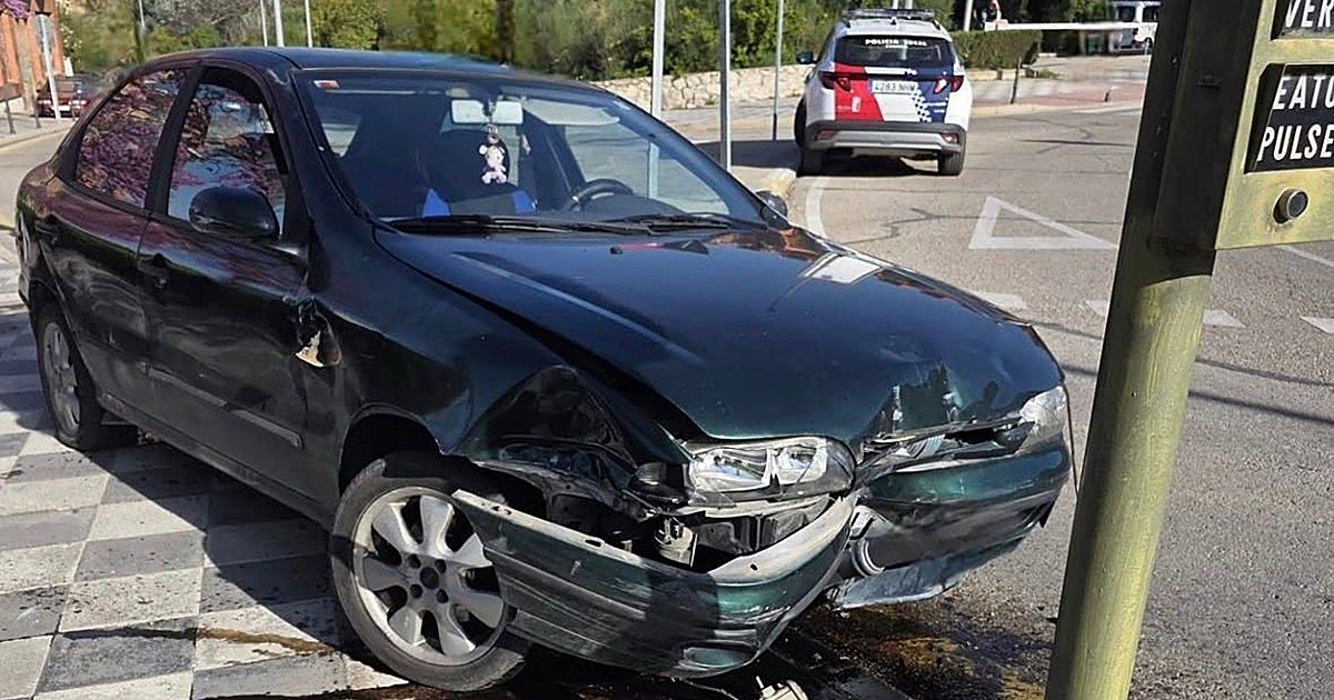Un vehículo pierde el control y se lleva varios bolardos en la ciudad de Cuenca