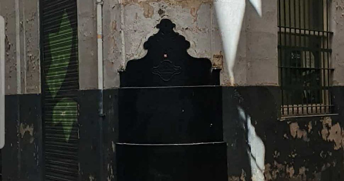 Aparece destrozado un azulejo histórico del centro de Cádiz: «Es infancia de los gaditanos»