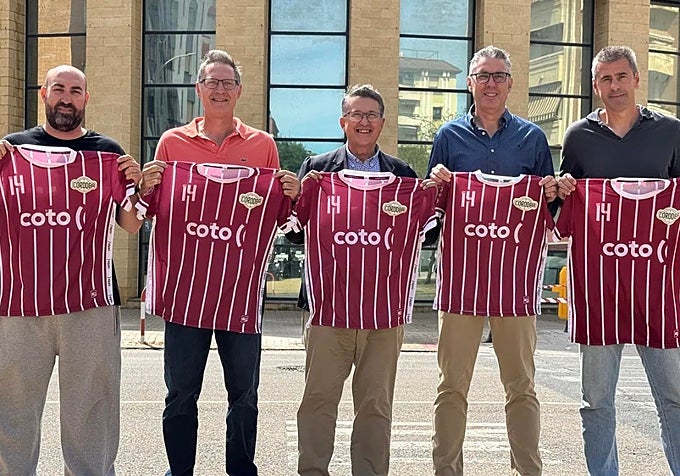 Rafael Blanco posa con la camiseta especial junto a Javier Franco, Antonio Franco, Manuel Camacho y José Antonio Ferrer