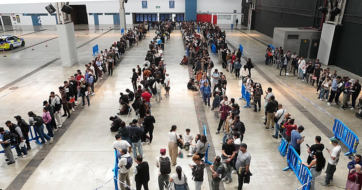 Largas colas, confusión y fallos informáticos en la primera jornada de la regularización masiva de inmigrantes