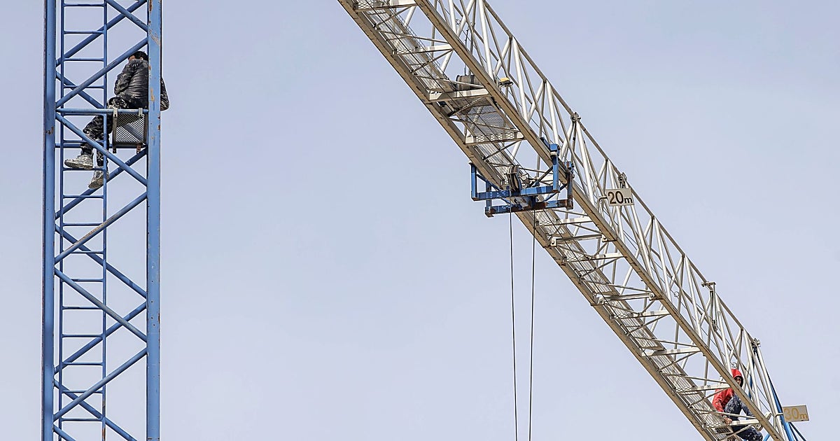 CCOO denuncia a la empresa de los dos extranjeros que se subieron a una grúa en Burgos
