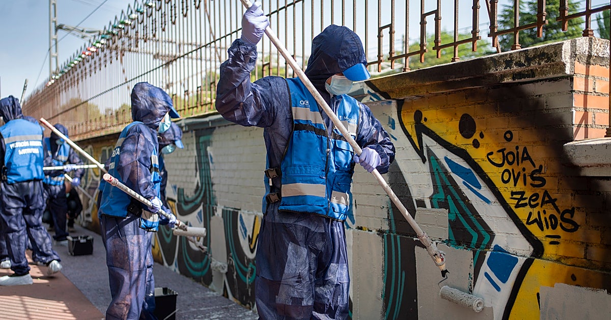 De pintar muros a limpiarlos, así sanciona Madrid a los grafiteros: «Te quita las ganas de repetir»