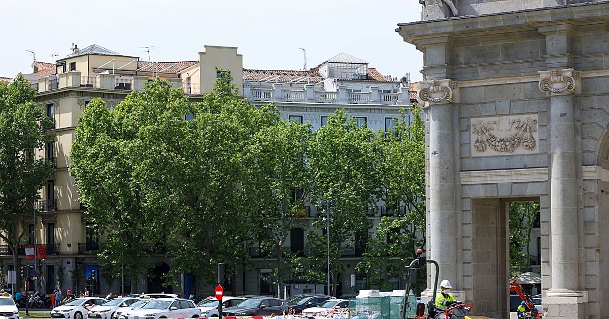 El dilema en la Puerta de Alcalá: enterrar el viejo tranvía o exhibirlo al estilo de Bailén