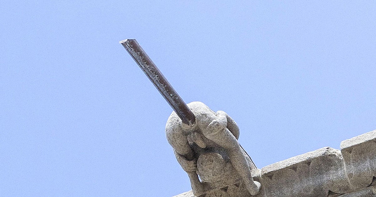 Tubos de metal ensartados en arte milenario: el dilema de las gárgolas del Obradoiro