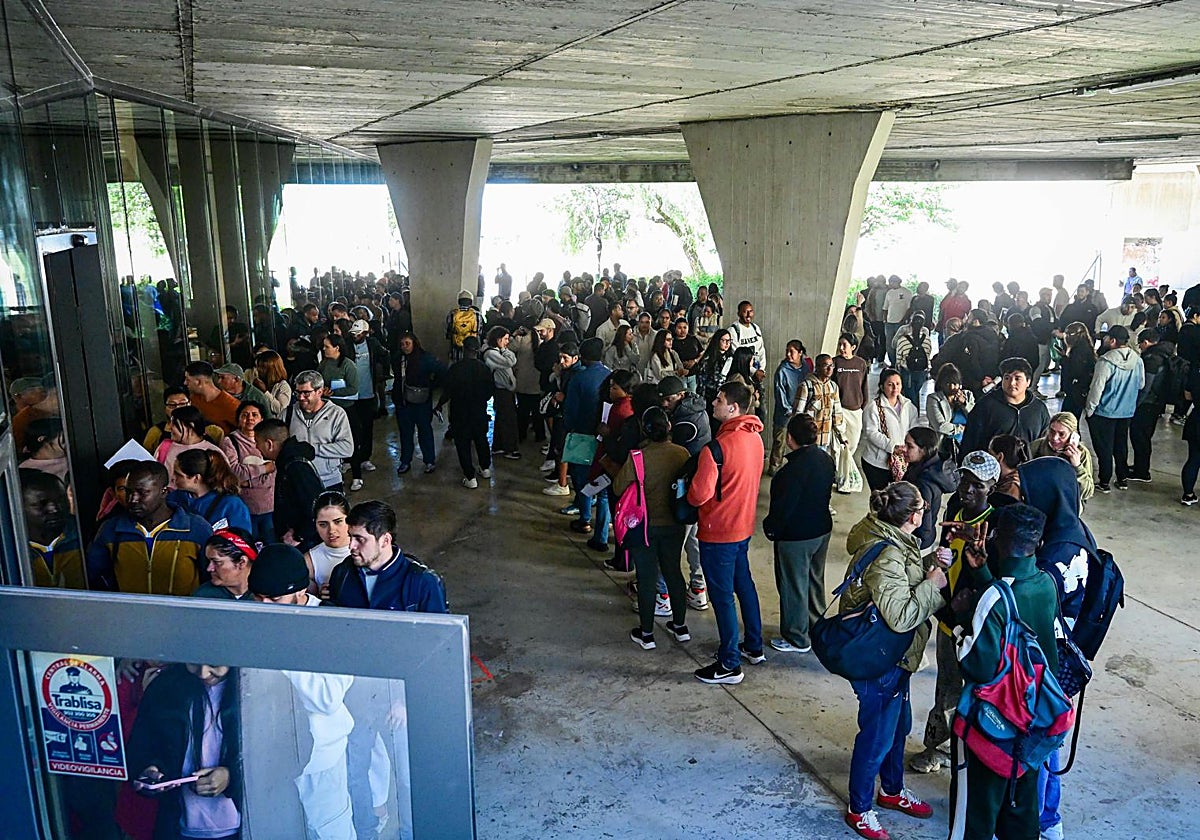 La regularización de inmigrantes de Sánchez colapsa los ayuntamientos: «Es insostenible»